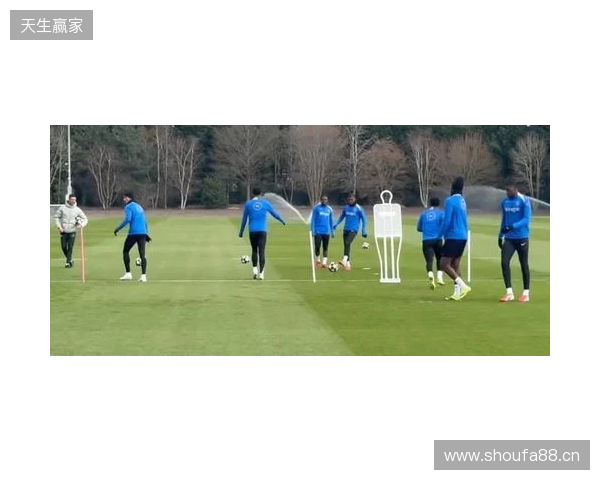 跟队:埃斯特旺参加了切尔西的公开训练,里斯、约恩森缺席